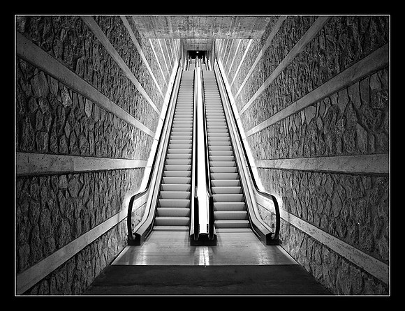 Escalera Mecánica II (B&N mejorado)
