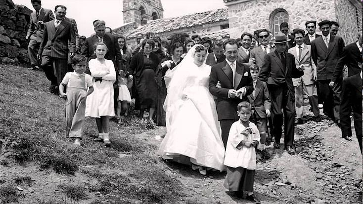 Novios y asistentes saliendo de una boda
