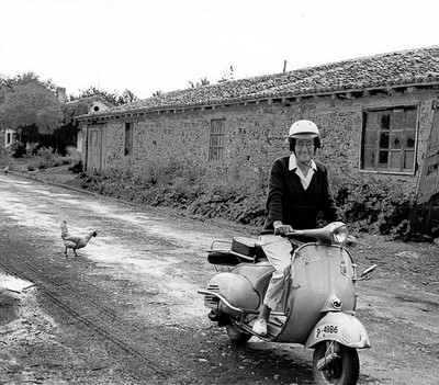 Piedad Isla en Vespa