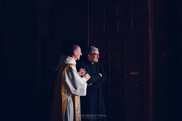 Reportaje fotográfico de boda en la  Parroquia De Santa Andrés de Toledo celebrado Cigarral de Hierbabuena.