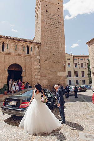 Reportaje fotográfico de boda en la  Parroquia De Santa Andrés de Toledo celebrado Cigarral de Hierbabuena.