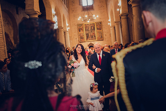 Reportaje fotográfico de boda en la  Parroquia De Santa Andrés de Toledo celebrado Cigarral de Hierbabuena.