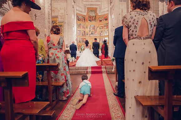 Reportaje fotográfico de boda en la  Parroquia De Santa Andrés de Toledo celebrado Cigarral de Hierbabuena.
