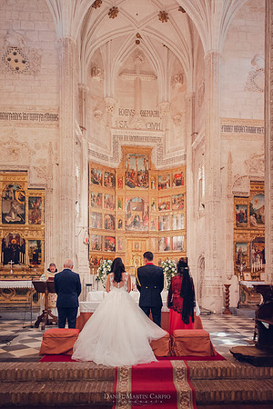 Reportaje fotográfico de boda en la  Parroquia De Santa Andrés de Toledo celebrado Cigarral de Hierbabuena.