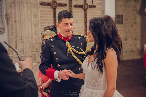 Reportaje fotográfico de boda en la  Parroquia De Santa Andrés de Toledo celebrado Cigarral de Hierbabuena.