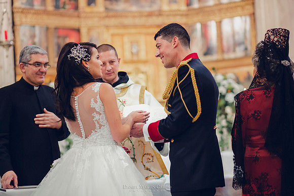Reportaje fotográfico de boda en la  Parroquia De Santa Andrés de Toledo celebrado Cigarral de Hierbabuena.