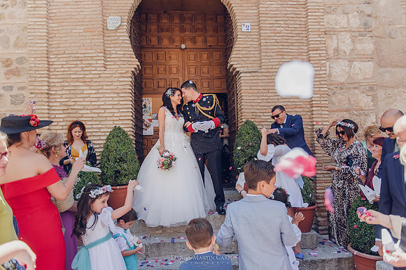 Reportaje fotográfico de boda en la  Parroquia De Santa Andrés de Toledo celebrado Cigarral de Hierbabuena.