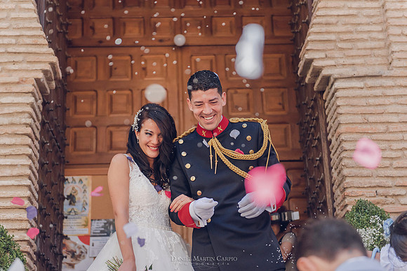 Reportaje fotográfico de boda en la  Parroquia De Santa Andrés de Toledo celebrado Cigarral de Hierbabuena.