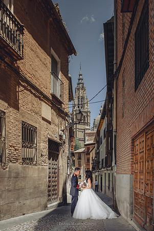 Reportaje fotográfico de boda en la  Parroquia De Santa Andrés de Toledo celebrado Cigarral de Hierbabuena.