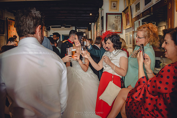 Reportaje fotográfico de boda en la  Parroquia De Santa Andrés de Toledo celebrado Cigarral de Hierbabuena.
