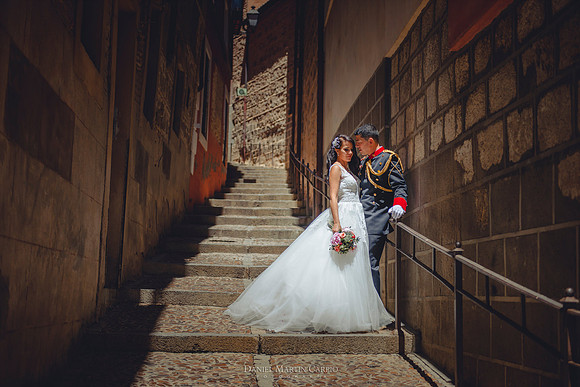 Reportaje fotográfico de boda en la  Parroquia De Santa Andrés de Toledo celebrado Cigarral de Hierbabuena.