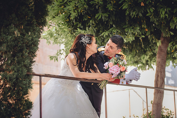 Reportaje fotográfico de boda en la  Parroquia De Santa Andrés de Toledo celebrado Cigarral de Hierbabuena.