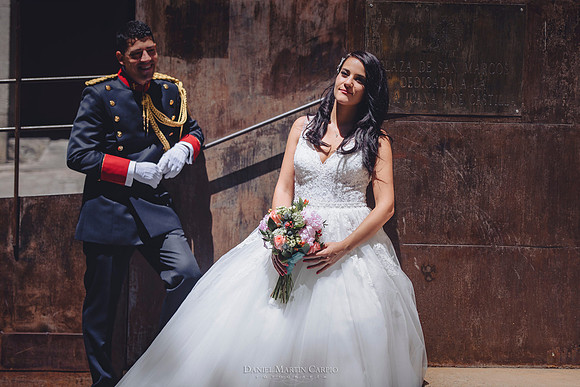 Reportaje fotográfico de boda en la  Parroquia De Santa Andrés de Toledo celebrado Cigarral de Hierbabuena.