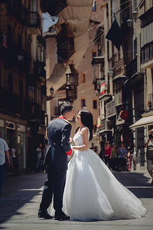 Reportaje fotográfico de boda en la  Parroquia De Santa Andrés de Toledo celebrado Cigarral de Hierbabuena.