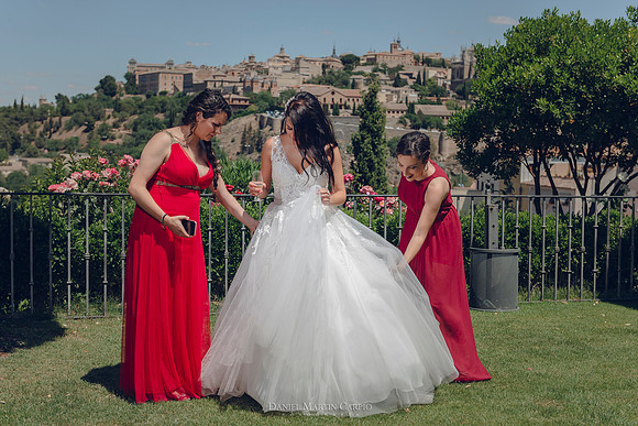 Reportaje fotográfico de boda en la  Parroquia De Santa Andrés de Toledo celebrado Cigarral de Hierbabuena.