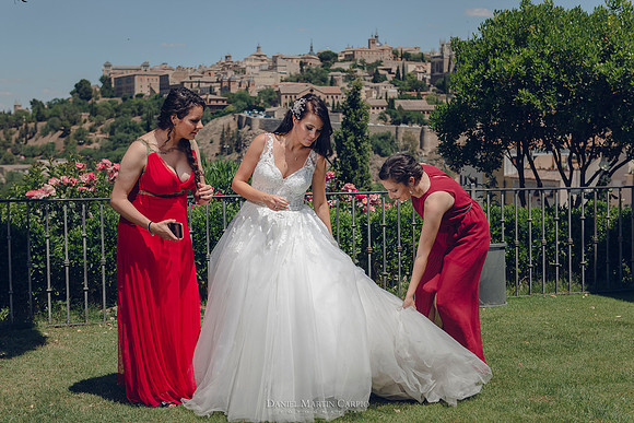 Reportaje fotográfico de boda en la  Parroquia De Santa Andrés de Toledo celebrado Cigarral de Hierbabuena.