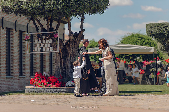 Reportaje fotográfico de boda en la  Parroquia De Santa Andrés de Toledo celebrado Cigarral de Hierbabuena.